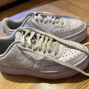 Nike sneakers - Använda ett fåtal gånger💕