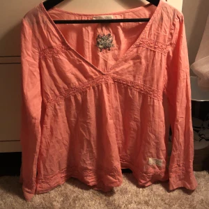 odd molly topp - rosa odd molly topp med så fin urringning och passform i bra skick. 