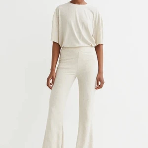 Byxor  - Ett par super snygga och sköna byxor, strl L! Helt nya, tyvärr är kappen av dragen! Köpta på H&M för 199kr