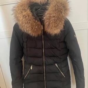 ROCK AND BLUE - Säljer denna fina vinterjacka som jag växt ur. Har jätte fin passform på. Kostade 3000kr nypris. Kan få bilder på om så önskas. Kommer tvätta den innan den skickas iväg !!