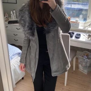 Grå kappa - Snygg grå kappa med tjock konst päls. Den väldigt varm och passar perfekt till hösten och vintern. Den är köpt på en amerikansk hemsida för några år sen. Skriv privat för fler bilder eller frågor!