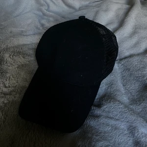 Svart keps - Svart basic keps med nät för 50kr + frakt men priset kan diskuteras! 😄