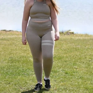 SRONGER SIGNATURE stl M - Topp med byxor fint skick använda 2ggr Nypris  Tights:699 Topp:399 Mitt pris 600