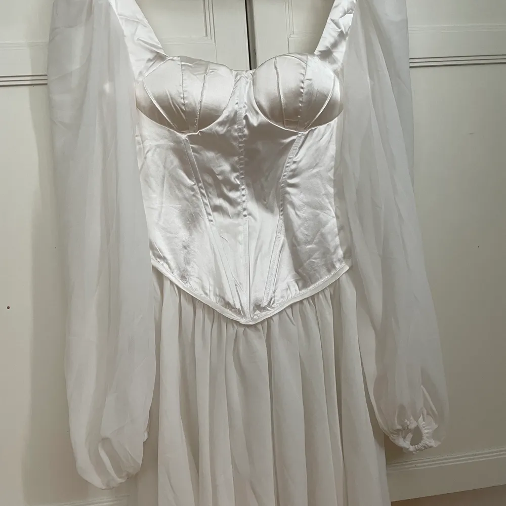 Säljer en av mina favorit klänningar från dollhousefashion då den inte har kommit till så mycket användning. Har endast använt den 1 gång på en bild men den är i helt nyskick☺️ klänningen är köpt för 1300kr storlek 36, skriv för fler bilder. Klänningar.