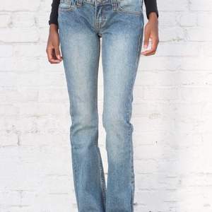 Säljer ett par jättefina jeans från brandie mellvile💕 jeansen är helt nya och har lappen kvar. Köpta av en tjej på plick men ångra mig💗