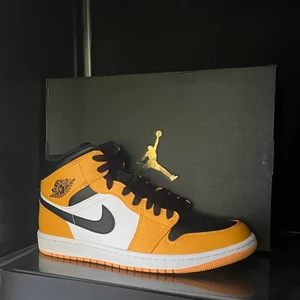 Jordan 1 mid taxi - 🚕 Jordan 1 mid taxi i storlek 42🚕 🔥Oanvända, box och kvitto finns 🦕Mycket fin och populär färg🦕 ⭐️ Vid frågor eller fler bilder så är det bara att kontakta mig ⭐️ 📦 Kan mötas upp i Stockholm eller frakta📦 