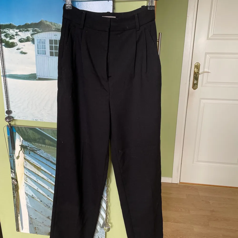 Svarta kostymbyxor från H&M i mom-modell. Ankellängd på mig som är ca 162 cm lång. Köparen står för eventuell frakt!. Jeans & Byxor.
