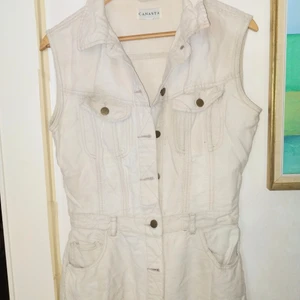 Canasta Jeans klänning RETRO - Canasta stl 40, jeansvästklänning Lång. Äkta retro! Samfraktar vid överenskommelse. Beige.  Det är skuggor inte fläckar. Kameran på denna mobil är kass. Fler bilder och mått om så önskas. 
