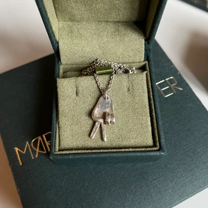 Maria nilsdotter halsband ✌🏼 - Ett såååå fint Maria nilsdotter halsband som är köpt för ca 2 år sedan, men sparsamt anvånt plus att man får gratis putsning inne på deras butik om man går dit. Är i längd 40 och halsbandet finns inte längre kvar i deras sortiment vilket gör de mer unikt❤️