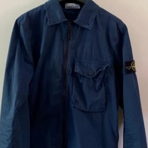 Stone Island Overshirt - Säljer nu min Stone Island overshirt, passar perfekt till hösten, inget fläckar eller nånting. Kan även tänka mig att byta den mot nåt. Skicka pm och du vill ha mer bilder eller har några frågor
