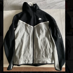 Grå svart tech fleece - Grå och svart tech fleece i storlek M (herrstorlek) , knappt använd  10/10 skick