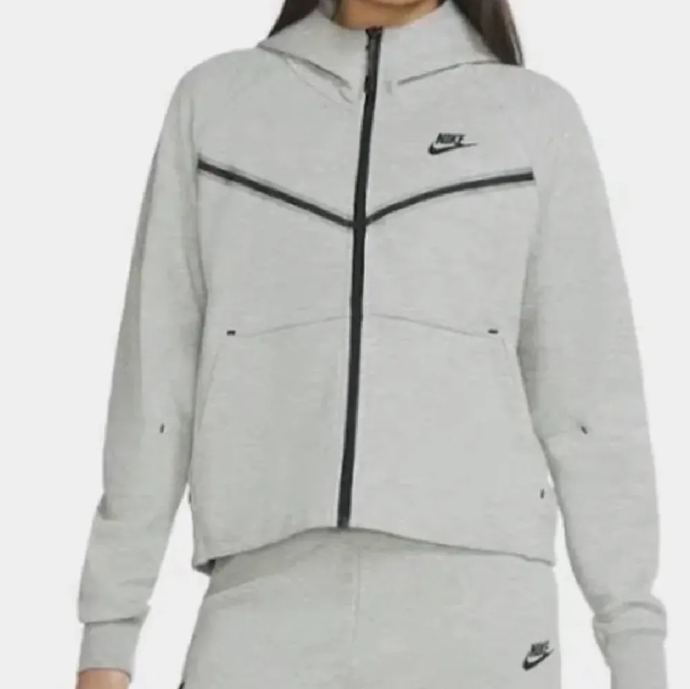 En grå Nike tech i storlek S i fint skick💖. Hoodies.