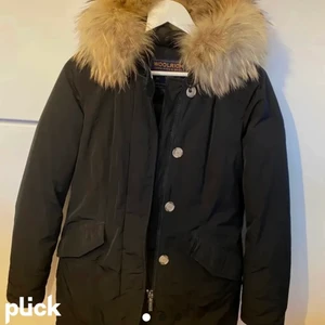 Äkta woolrich jacka - Äkta woolrich jacka, nypris 8 tusen men har tyvärr tappat bort kvittot där med priset. Den är inte alls använd mycket och pälsen är som ny. Super skönt och perfekt varm till vintern. Köparen står för frakten som är 66kr❤️ ❌❌❌TRYCK INTE PÅ KÖP NU❌❌❌
