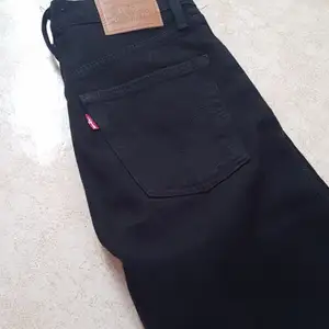 Ett par jätte fina svarta Levi's jeans, använda typ 1-2 gånger men säljer för dom är för små