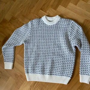 Stickad tröja  - Perfekt stickad tröja för vinter, super skön, varm och gosig. Nästan oanvänd 