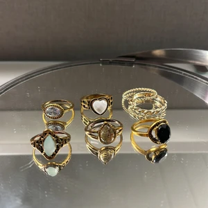 Ringar  - Fina guld ringar, de två där bak är lite annan guldig färg men man får med dem oxå💗 69kr sammanlagt💕