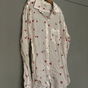 Skjorta med mönster - Fin skjorta från HM i bra skick med söta körsbär. Storlek S