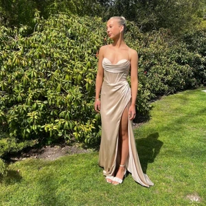 Balklänning  - Jag säljer nu min otroligt fina balklänning. Endast använd en gång på min skolbal som var i juni 2022. Köpte för 4000kr, skönt material och formar kroppen fint. Bara att skriva för fler bilder 🌸