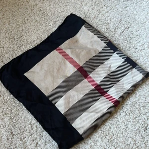 Burberry sjal - En mindre silkes sjal från burberry som är fin i håret. Mäter ca 46x46 cm. 