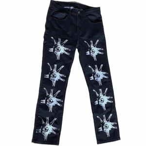 Svarta Jeans med Ögon Tryck - Asfeta svarta jeans med ögontryck på benen från märket thelifelessmaybealive. Orginalpris 900kr så säljer dom med en ordentlig rabatt :) säljer då dom inte riktigt passar mig perfekt (32x32 inches alltså midjemått och längd 81 cm)