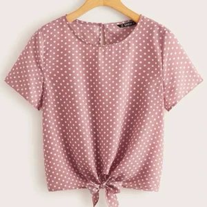 Prickig topp - En fin gammalrosa prickig topp från shien. Den har en knut längst ner i mitten 💕💕💕 passar till det mesta och är superfin om man ska på till exempel en middag🫶🏼 den är i storlek M. Köparen står för frakten!!