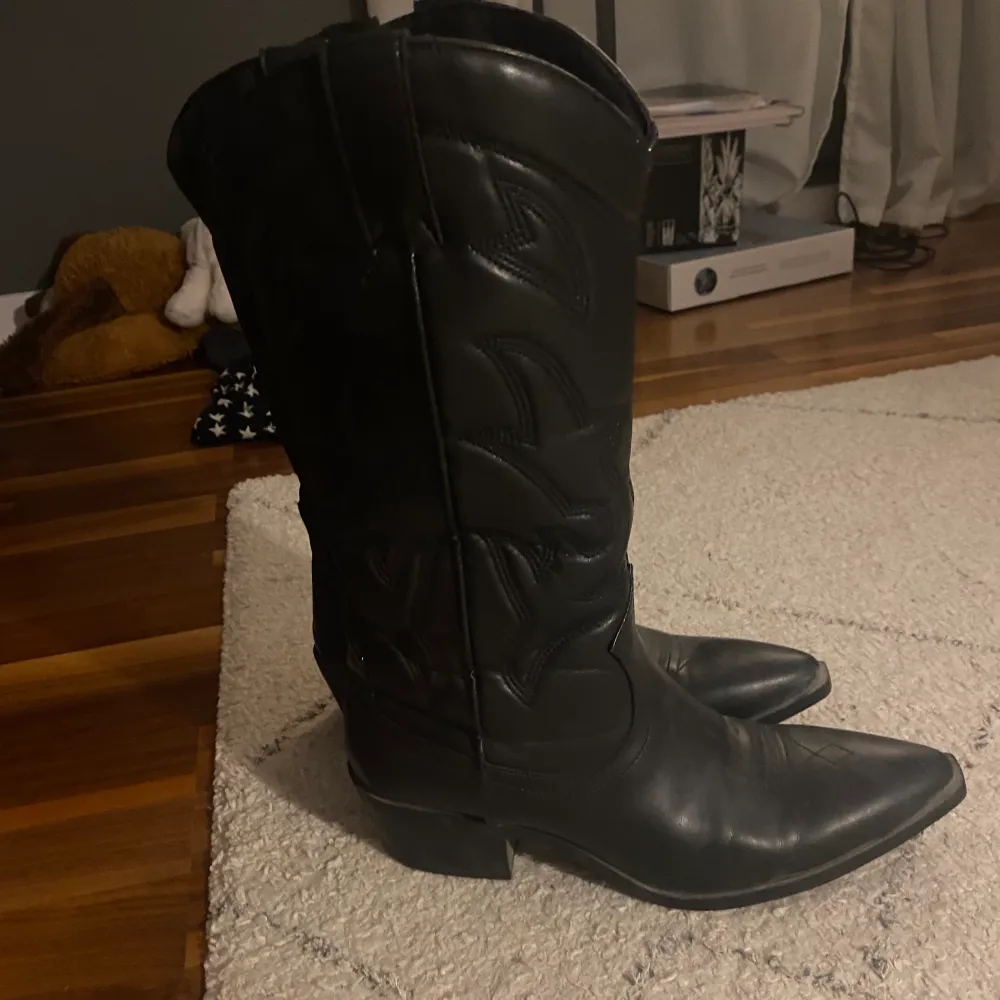 Cowboyboots från strandivarius, använda fåtal gånger. Lite sönder på insidan i tyget men ingenting som påverkar. De är i str 41 då jag köpte de på rean men sitter ungefär som en 40. Har vanligtvis 39/38. Skor.