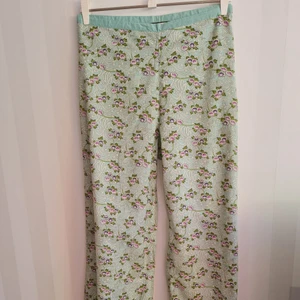 Noa Noa byxor strl xxl (44-46) - Byxor från Noa Noa. Strl xxl (44-46). Knappar i sidan.  Midja: ca 49 cm × 2. Innerbensmått: ca 78,5 cm. Tvättad men aldrig använd.