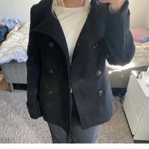 Hm kappa - Första bilden är lånad!!! Kappa från hm köpt secondhand för typ 600. Mindre i storlek så passar mig som har 36❤️ Finns kvar tills den är markerad såld!!