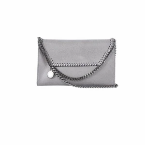 Stella McCartney väska - Säljer nu denna fina väska på grund av för lite användning 💕den är sparsamt använd och i bra skick.  Bredd: 22 cm Höjd: 13 cm