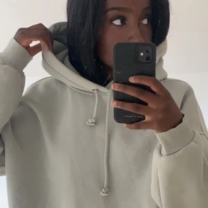 MEGA OVERSIZED HOODIE - Mega oversize Hoodie i en svag grön färg, köpt ifrån bikbok men slutsålt överallt! Andra bilden är modellen men inte i rätt färg💕