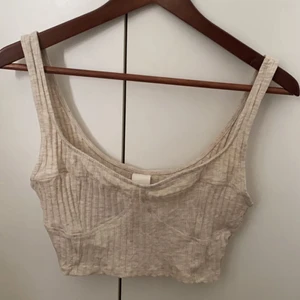 topp  - En söt beige topp från H&M, använd en gång. Säljer pågrund av att jg inte använder den 🤍🤍