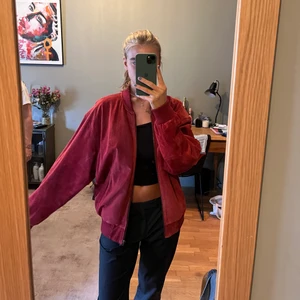 Röd jacka i mocka  - Hej, säljer denna röda jacka i älta mocka läder från märket petroff. Den är i storlek S, sitter oversized på mig. Hör av er vid frågor 