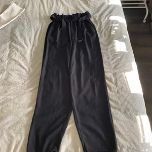 Fin byxor  - Svarta fin byxor från bikbok. Haft dom väldigt länge men knappt använt dom. Kontakta för mer bilder