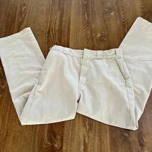 Rosa dickies 874 - Säljer dessa jättefina rosa dickies 874 eftersom att de var för korta för mig. Innerbenslängd 70 Midjemått 78 ❣️❣️  Flertal lappar är avklippta på insidan, så att man ska kunna ha den vita kanten nervikt ❣️ 