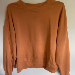 Sweatshirt  - En peach färgad sweatshirt från ginatricot. Köpte den för ganska längesedan och har inte använt den på ett tag.  Bra kvalitet.