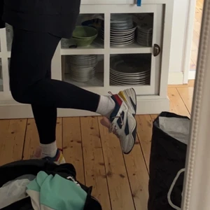 Skor - Säljer  mina sjukt snygga Nike-skor som tyvärr är lite för små för mig :( har ett litet hål inuti ena hälen