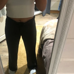 Kappahl kostymbyxor storlek 42 - Använt dom kanske en gång så är som nya byxorna har en mörkgrön/ olivgrön färg kan man nästan säga.