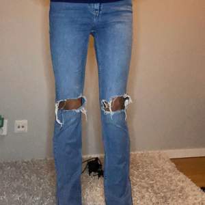 Intressekoll på mina as snygga bootcut jeans med slits i storlek 36💞💞 tvär söta och as trendiga💞💞