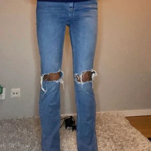 As fina bootcut jeans med slits från Zara💞💞 - Intressekoll på mina as snygga bootcut jeans med slits i storlek 36💞💞 tvär söta och as trendiga💞💞