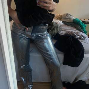 Silvriga/glitter jeans från Gina Tricot x Icona Pop. Köpta nya för ca 500, säljer för 150 +frakt   Ganska stretchiga i storlek 34, och passar med mig i storlek 36 
