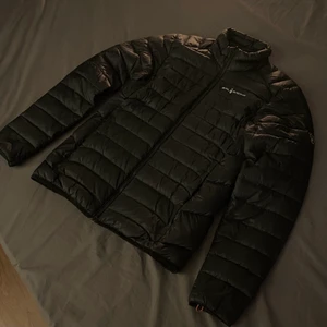 Sail racing jacka  - Säljer denna tunnare dunjacka från sail racing. Använt varsamt och i fint skick. Hör av er vid frågor😊