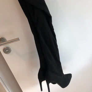 Klackskor  - Svarta klackskor i nyskick, strl 38