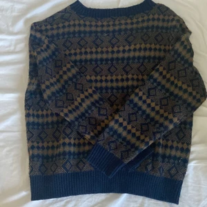 Tröja  - Jättefin grandpa sweater som ger mig mycket rory gilmore vibes. Perfekt till hösten ❤️ Buda eller köp direkt för 250kr ❤️