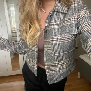 Rutig jacka - Rutig jacka från Gina Tricot som är super fin men jag har en liknande och säljer därför denna. Går att använda på kallare dagar med stickad tröja under!  Skulle säga att de är som en kort kappa. Inga defekter, som ny💓💓💓