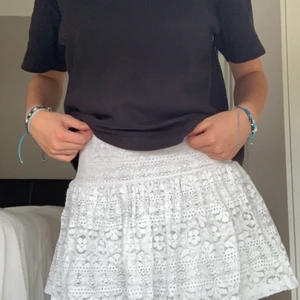 Kjol - En fin vit kjol i storlek xs🤍 Den är tyvärr för kort för mig.💞 Skriv privat via intresse eller frågor 🥰 Vid mycket intresse blir det budgivning  Fraktkostnad: 56 kr 📦 