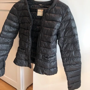 Jacka  - Svart tunn dunjacka 