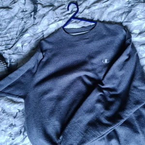 Champion Crewneck - Fin och tjock, riktigt varm. Skickas tvättad, inga hål eller skavanker! 