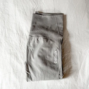 Seamless tights gymshark  - Grå snygga Seamless tights från gymshark! Säljs pga att de aldrig kommer till användning. Helt nya! ✨ frakt på 29kr tillkommer 📦