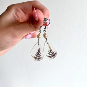 Handgjorda örhängen  - Handgjorda örhängen i resin med ormbunksliknande blad i 🌿örhängen är i allergivänligt kirurgisktstål ✨ 