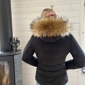 Dunjacka Rockandblue  - Dunjacka av märket Rockandblue i nyskick.  Storleken är 38 men mer som en 36. Pälskragen(imitation) går att ta av.